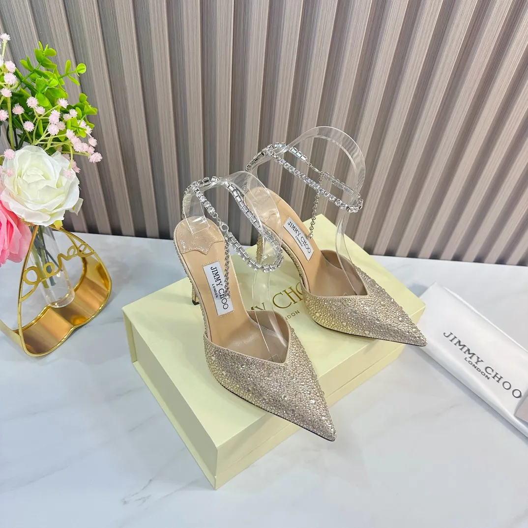 👟👟Ex-factory price 720👟👟 JIMMY CHOO (Jimmy CHOO) 💝💝💝 is a very comprehensive and noble fashion lifestyle brand. It has a series of women's high-heeled, medium-heeled, flat-heeled sandals with the same strap from major fashion bloggers and celebrities in Hong Kong and the United States.  The Australian pointed toe, round toe and square toe series are simply beautiful. Fall in love with elegance and playful sense of the future. Just by looking at them, you want to own them immediately, but you can really think about a pair of exquisite high heels~~~~~~~~~~~~~~~~~ 💝This series is specially designed for extraordinary and indifferent ladies, thus creating a unique overall effect, Jimmy Choo Design products that inspire women to move forward and show their charm💝💝💝 1⃣️Material: Imported silk hot diamond 2⃣️Inner: Imported Italian lambskin, super soft and delicate 3⃣️Outsole: Imported Italian original original color genuine leather outsole Heel height 10.cm (8.5/6.5cm can be made) 4⃣️Code number: 35-39 (34.40.41.42 customized)